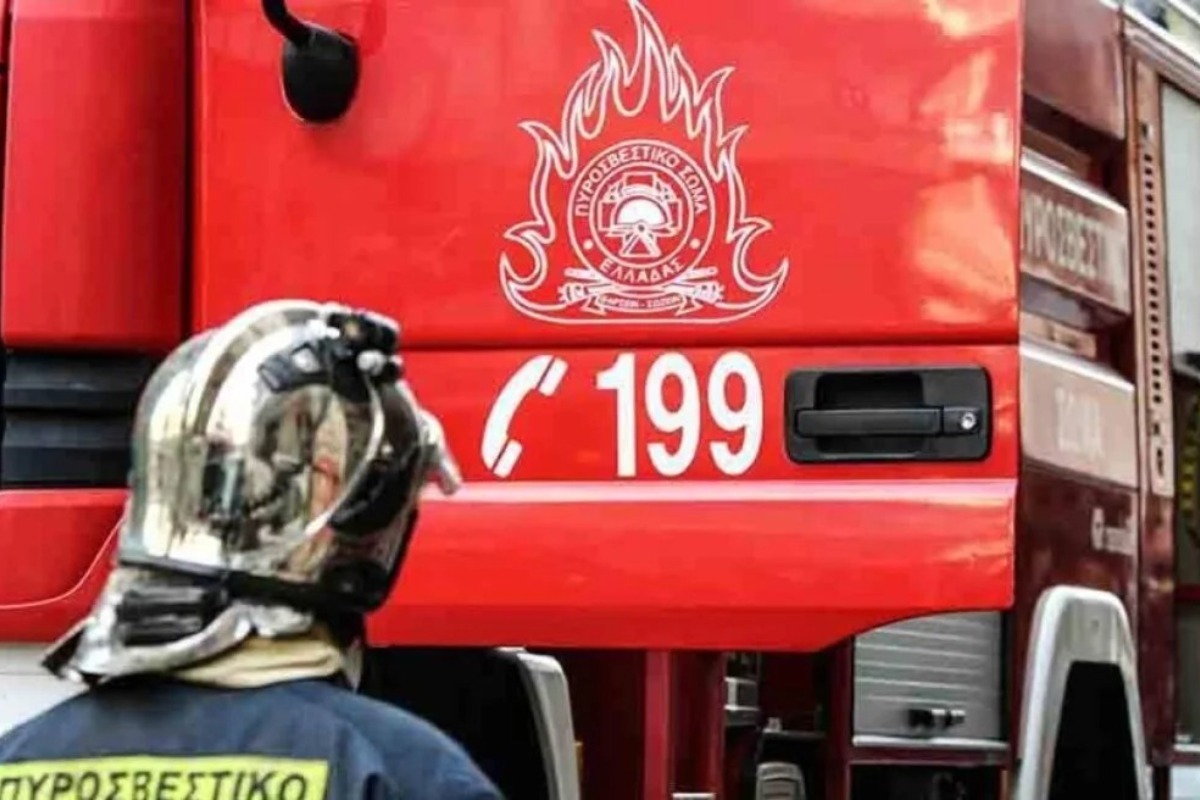 Φωτιά σε μονοκατοικία στα Καλύβια ‑ Με αναπνευστικά προβλήματα μία γυναίκα