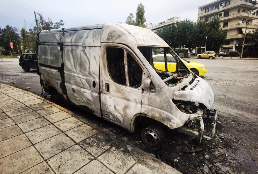 Ζωγράφου: Νεαροί έκαψαν αυτοκίνητα στην Πανεπιστημιούπολη - Δείτε φωτογραφίες - Ζωγράφου: Νεαροί έκαψαν αυτοκίνητα στην Πανεπιστημιούπολη - Δείτε φωτογραφίες