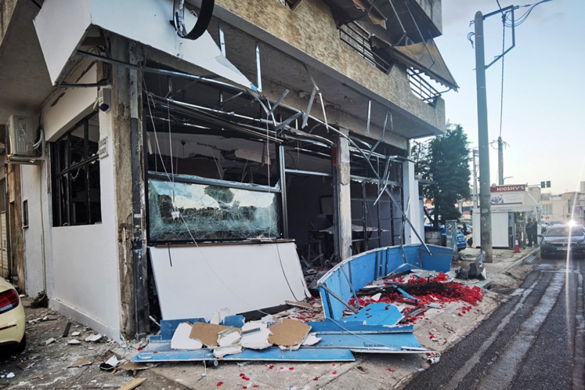 Νέο Ηράκλειο: Κρανίου τόπος μετά την έκρηξη από βόμβα σε καφετέρια