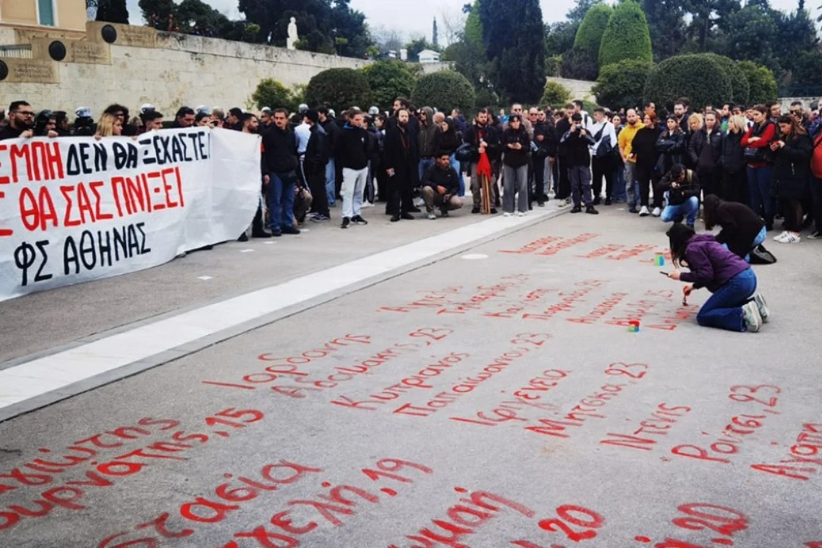 Σύνταγμα: Έγραψαν τα ονόματα των θυμάτων των Τεμπών στο μνημείο του Αγνώστου Στρατιώτη