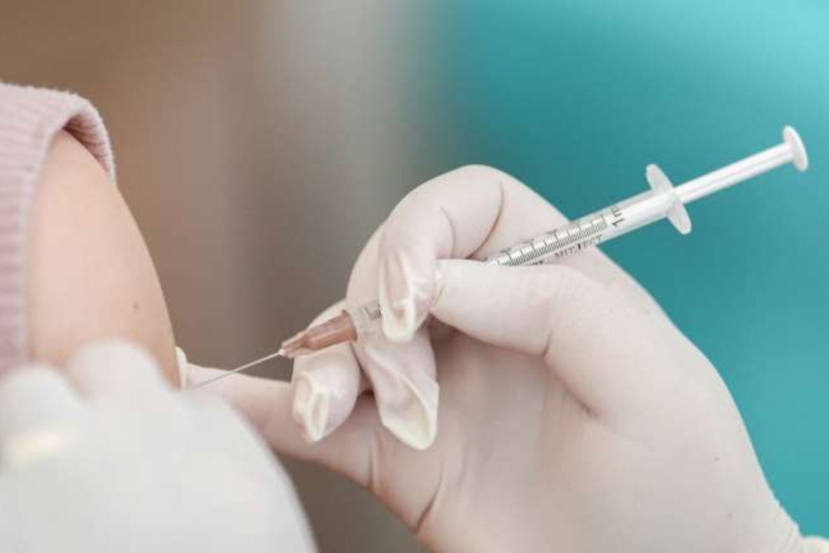 DW: Έρχονται οι πρώτες αγωγές για τα εμβόλια κατά του κορωνοϊού