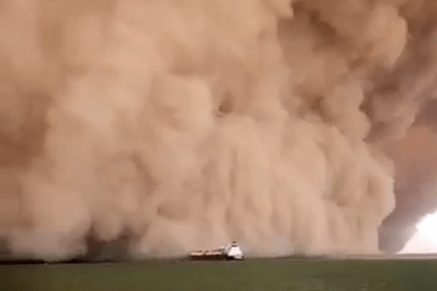 Απόκοσμες εικόνες: Η τεράστια αμμοθύελλα που σαρώνει τη διώρυγα του Σουέζ