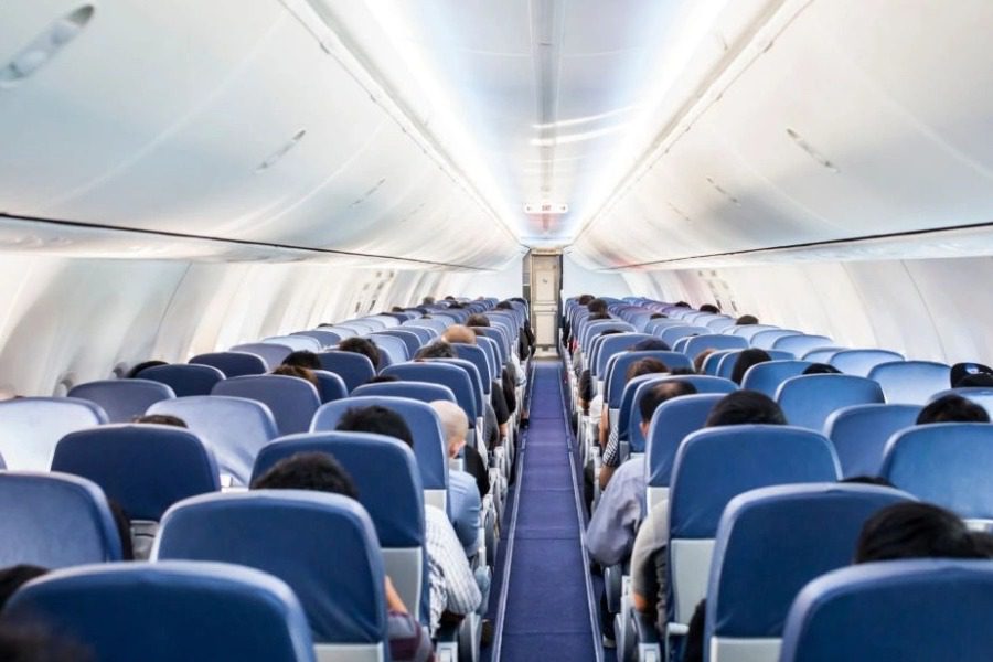 Πρωτοφανές περιστατικό σε πτήση: Συνέλαβαν επιβάτιδα που κάπνιζε