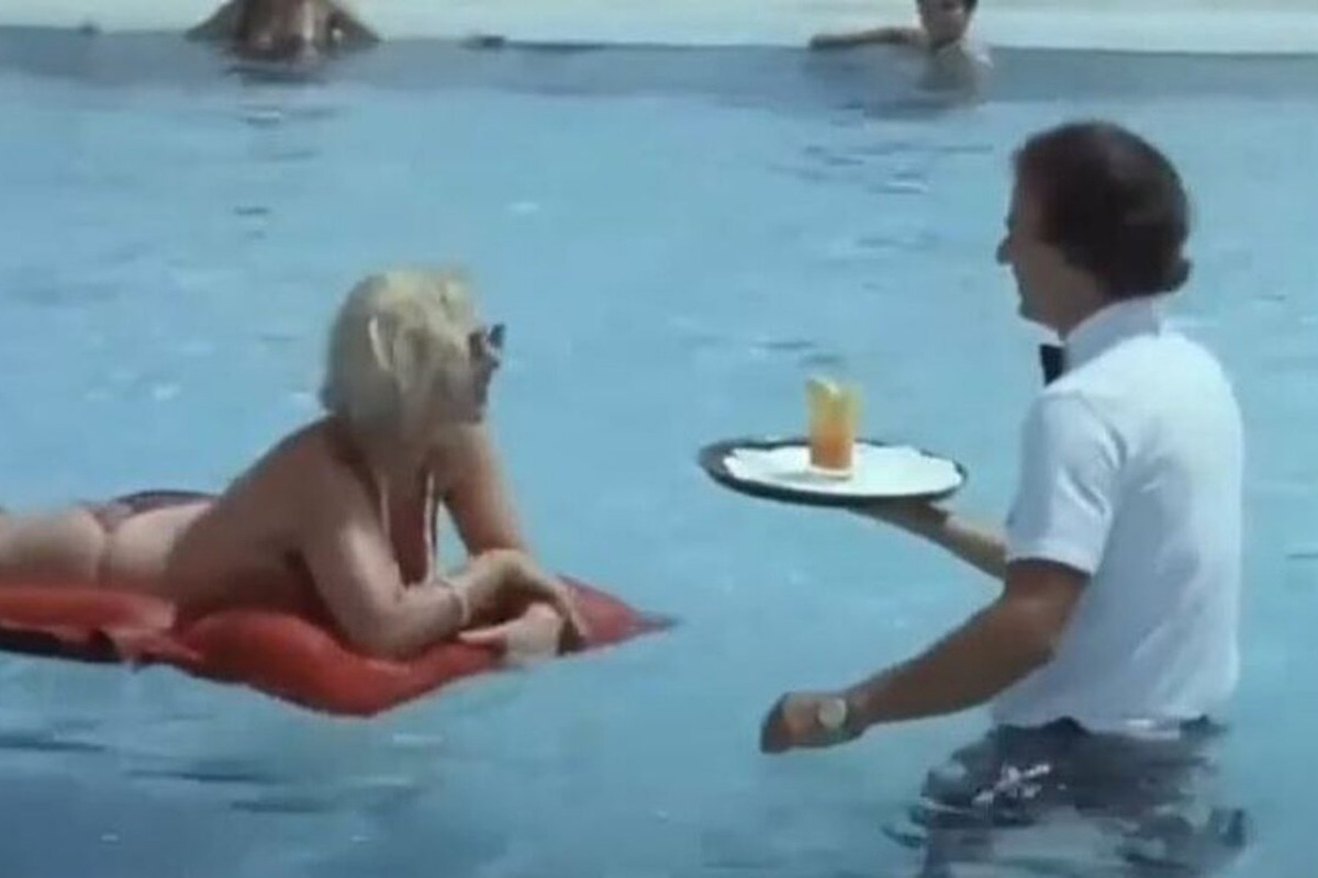 Η ταινία που είχε «προβλέψει» τον σερβιτόρο μέσα στο νερό στη Ρόδο πριν από 40 χρόνια