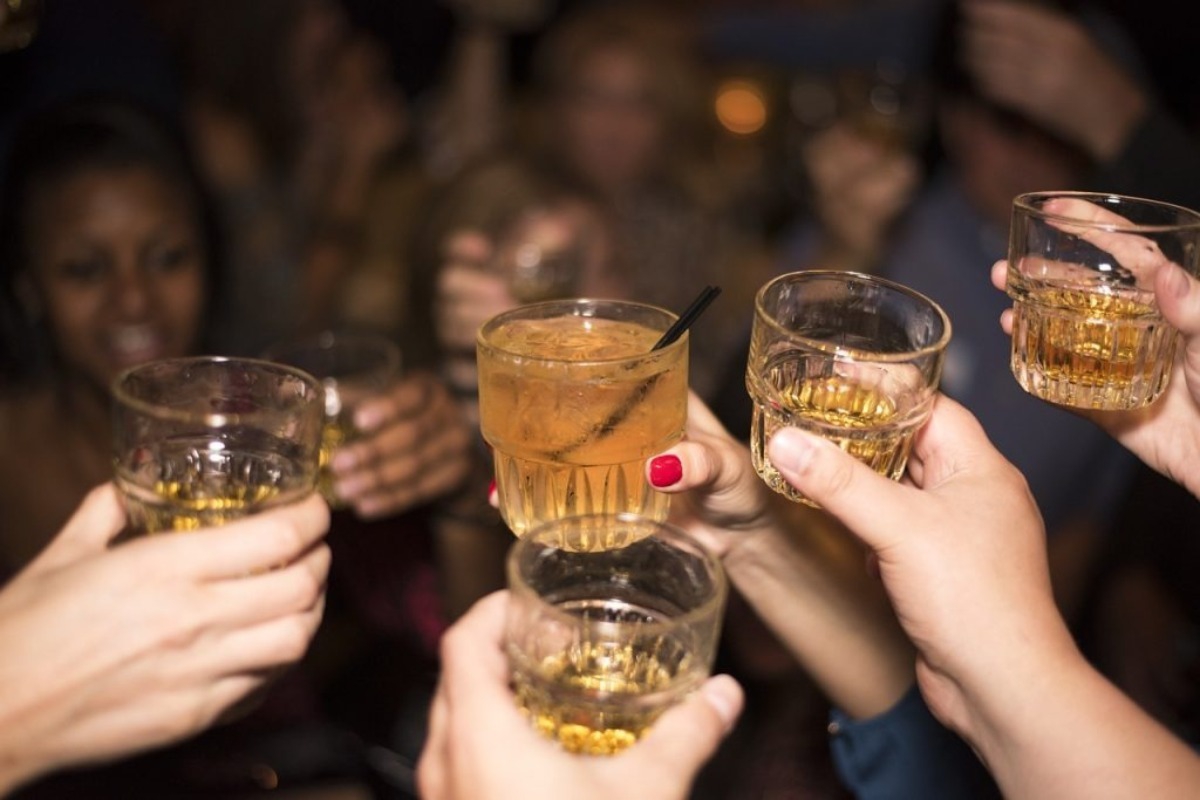 Λουκέτο σε 28 μπαρ στην Κέρκυρα ‑ Σέρβιραν σφηνάκια από υπολείμματα ποτών