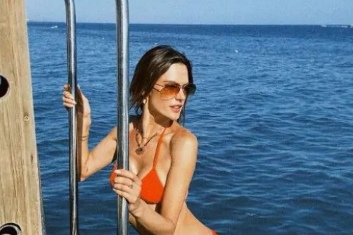 Η Alessandra Ambrosio με πορτοκαλί στρινγκ μπικίνι «ρίχνει» το Instagram