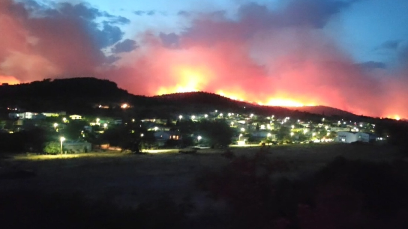 Φωτιές σε Αλεξανδρούπολη, Ροδόπη, Καβάλα: Νύχτα – κόλαση υπεράνθρωπη μάχη με τις φλόγες και νέες εκκενώσεις οικισμών 15