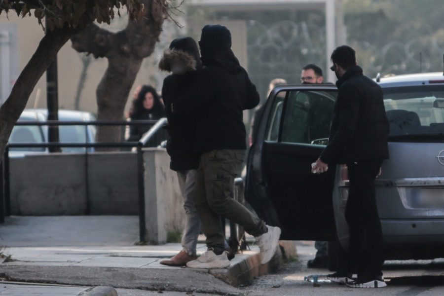 Κολωνός: Βίαζε την 12χρονη όταν η γυναίκα και το παιδί του έπαιζαν στο πάρκο