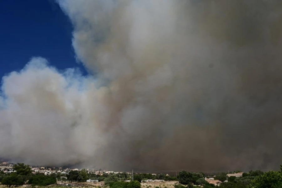 Φωτιά σε Νέο Κουβαρά και Λουτράκι: Εξασθενούν σταδιακά οι άνεμοι