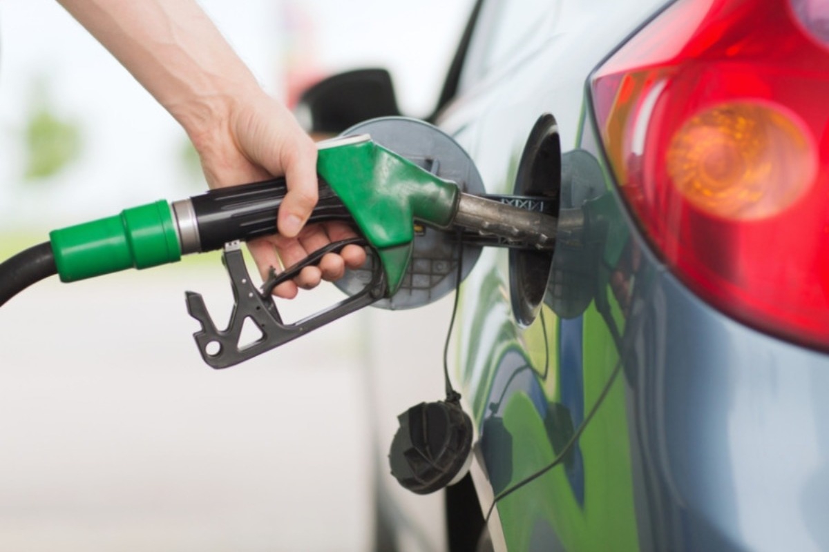 «Καίει» η βενζίνη ‑ Κοντά στα 2 ευρώ η τιμή της στην Αττική ‑ Πόσο κοστίζει στα νησιά