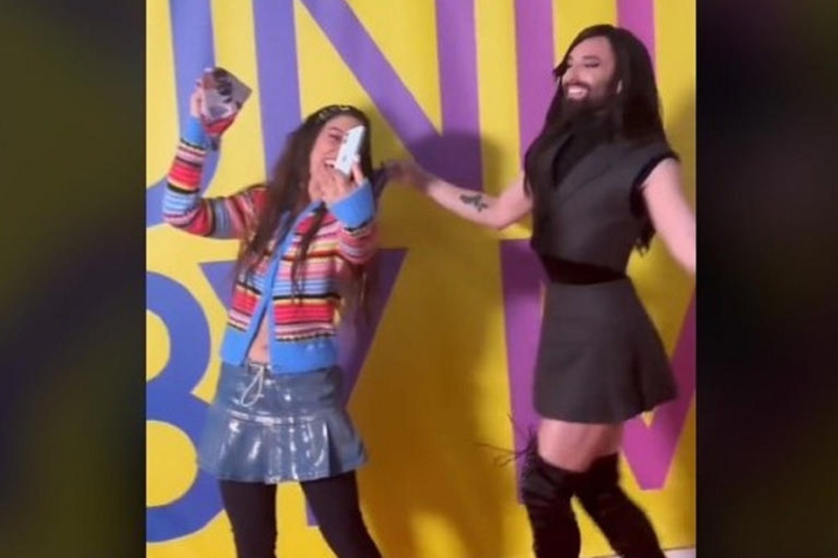 Eurovision: Η Μαρίνα Σάττι δείχνει στην Κοντσίτα πώς να κουνάει το μαντήλι - Δείτε το βίντεο