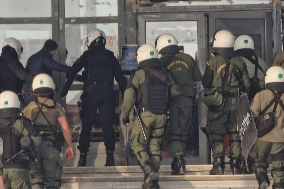 Θεσσαλονίκη: Μεγάλη αστυνομική επιχείρηση στο Αριστοτέλειο Πανεπιστήμιο - 30 προσαγωγές - Η επέμβαση της ΕΛ.ΑΣ. έγινε καθώς άτομα φέρονται να επιχείρησαν να παραβιάσουν τις λαμαρίνες στην υπό ανέγερση βιβλιοθήκη στον χώρο της πρώην κατάληψη