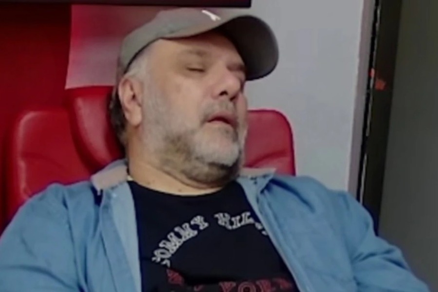 Γρηγόρης Αρναούτογλου: Τον πήρε ο ύπνος την ώρα της ραδιοφωνικής του εκπομπής