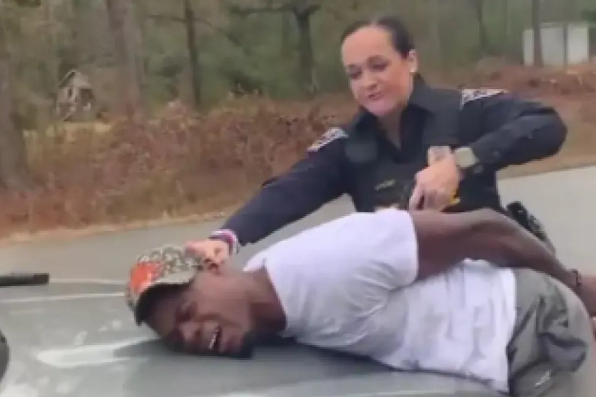 Σάλος στις ΗΠΑ: Βίντεο δείχνει λευκή αστυνομικό να χτυπά με τέιζερ μαύρο άνδρα με χειροπέδες