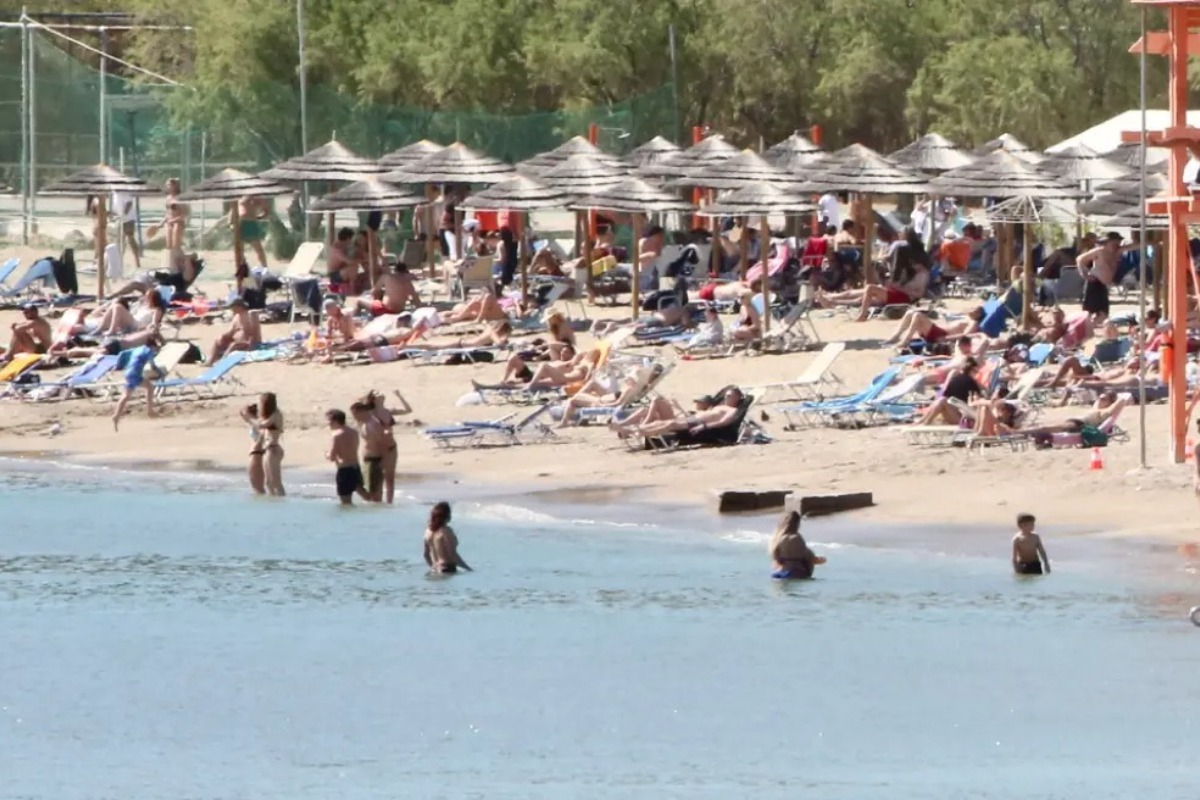 Χαμός στις παραλίες της Αττικής ‑ 30ρια και την Κυριακή