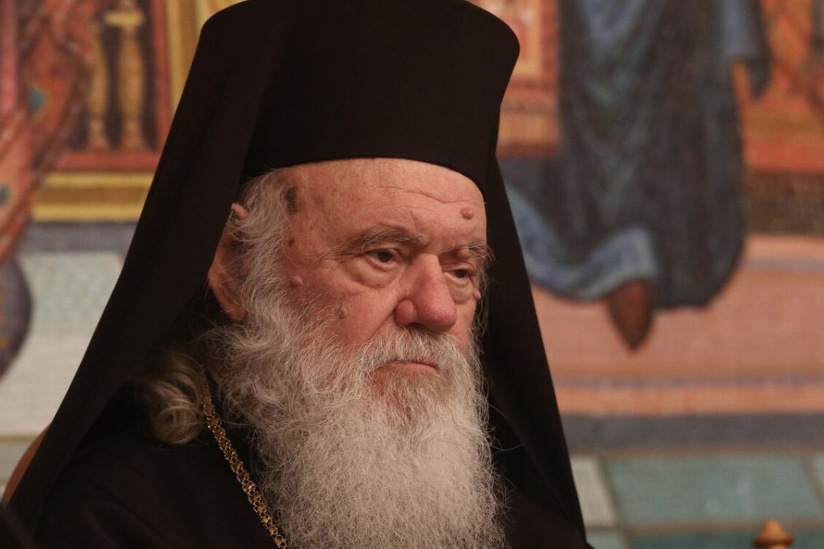 Αρχιεπίσκοπος για ομόφυλα ζευγάρια: «Δεν σας εύχομαι γάμους τέτοιου είδους», είπε σε δημοσιογράφους