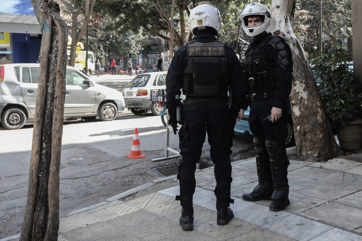 Σύνταγμα: Έμπαινε στο κατάστημα που εργαζόταν και τη μαχαίρωσε ‑ Χειρουργείται η νεαρή κοπέλα