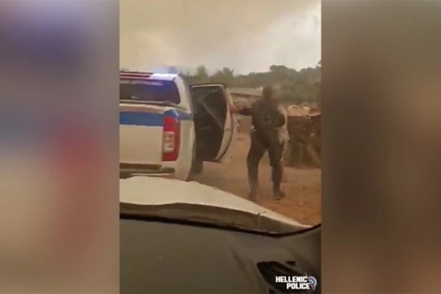 «Πάμε, θα καούμε»: Αστυνομικοί προσπαθούν να πείσουν κατοίκους να αφήσουν τις περιουσίες τους