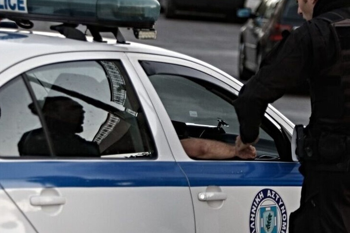 ΕΛ.ΑΣ: Συνελήφθησαν τέσσερα άτομα για επiθεση και πρόκληση φθορών σε καταστήματα στο κέντρο της Αθήνας