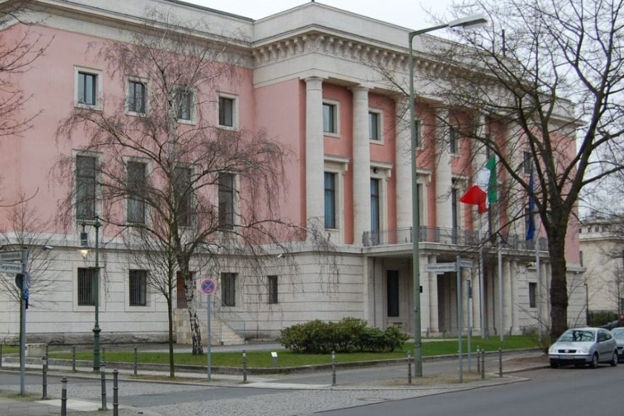 Σάλος στην Ιταλία: Πυρπολήθηκε αυτοκίνητο διπλωμάτη στο Βερολίνο, ζημιές στο προξενείο στη Βαρκελώνη