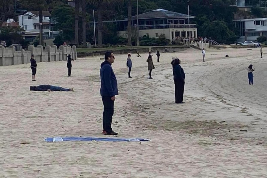 Ανθρωποι ντυμένοι ίδια στέκονταν ακίνητοι σε παραλία και αναστάτωσαν την Αυστραλία