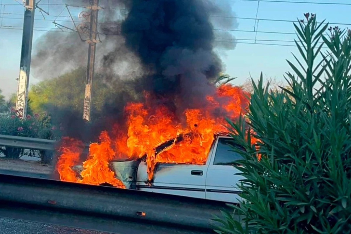 Αυτοκίνητο τυλίχθηκε στις φλόγες στην Παραλιακή