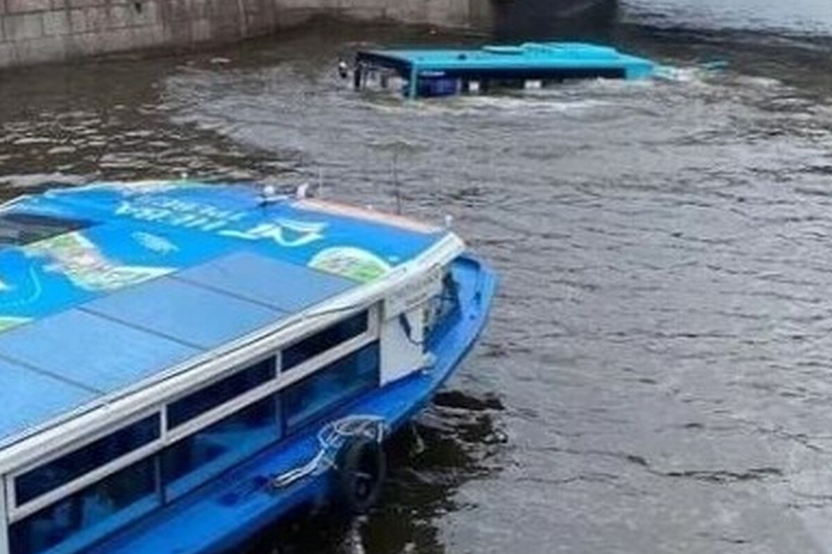 Αγία Πετρούπολη: Λεωφορείο γεμάτο επιβάτες έπεσε σε ποτάμι - Σοκαριστικό βίντεο - Στο λεωφορείο επέβαιναν 20 άτομα