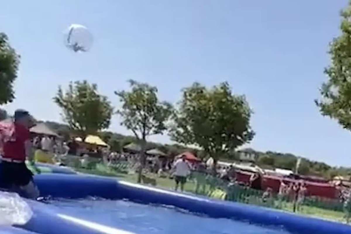 9χρονος μέσα σε μπάλα παρασύρεται από τον άνεμο και πέφτει από 6 μέτρα ύψος ‑ Δείτε βίντεο