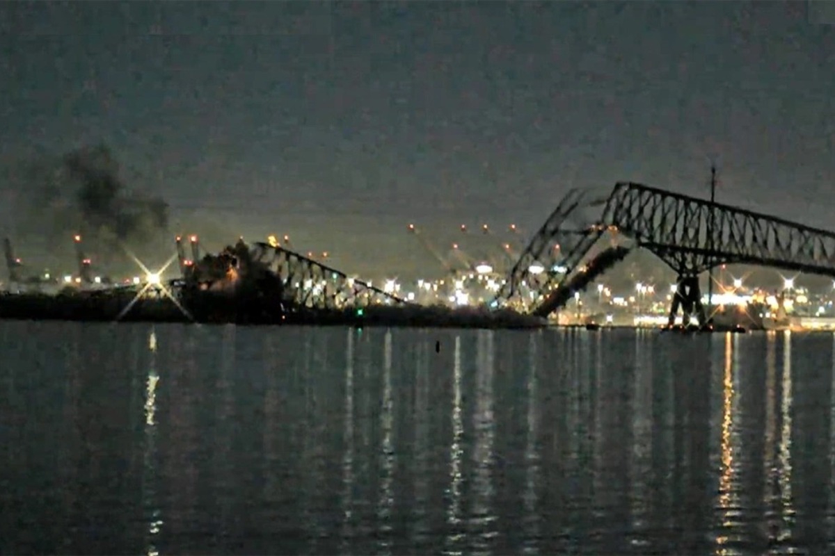 Γιατί έπεσε στην Francis Scott Key Bridge το φορτηγό πλοίο: Νέο βίντεο από την κατάρρευσή της σε 4 δευτερόλεπτα - Αγωνία για 20 εργάτες που βρέθηκαν στο νερό μετά την κατάρρευση της γέφυρας