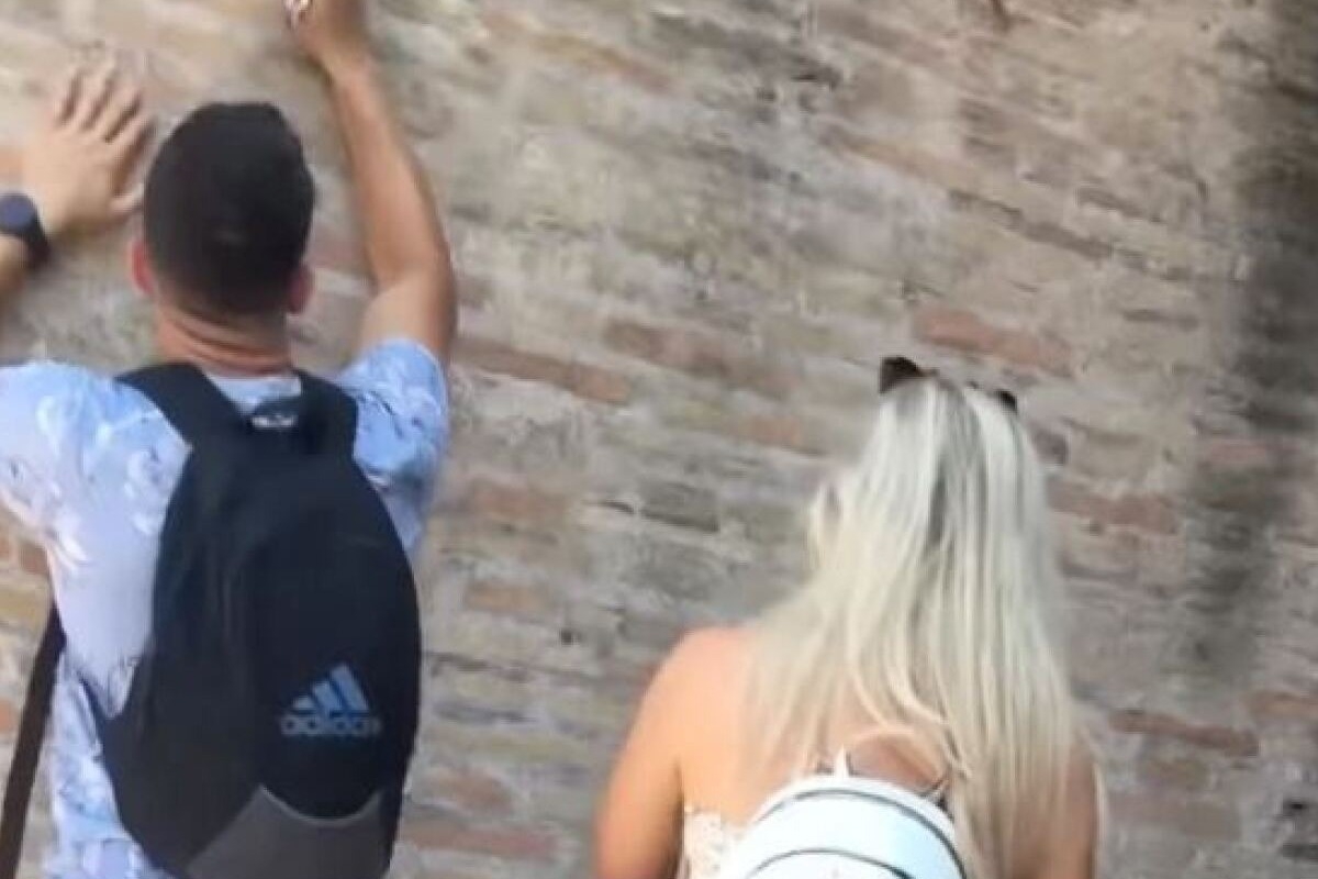Ιταλία: Οργή για τον τουρίστα που χάραξε με κλειδιά ονόματα στο Κολοσσαίο
