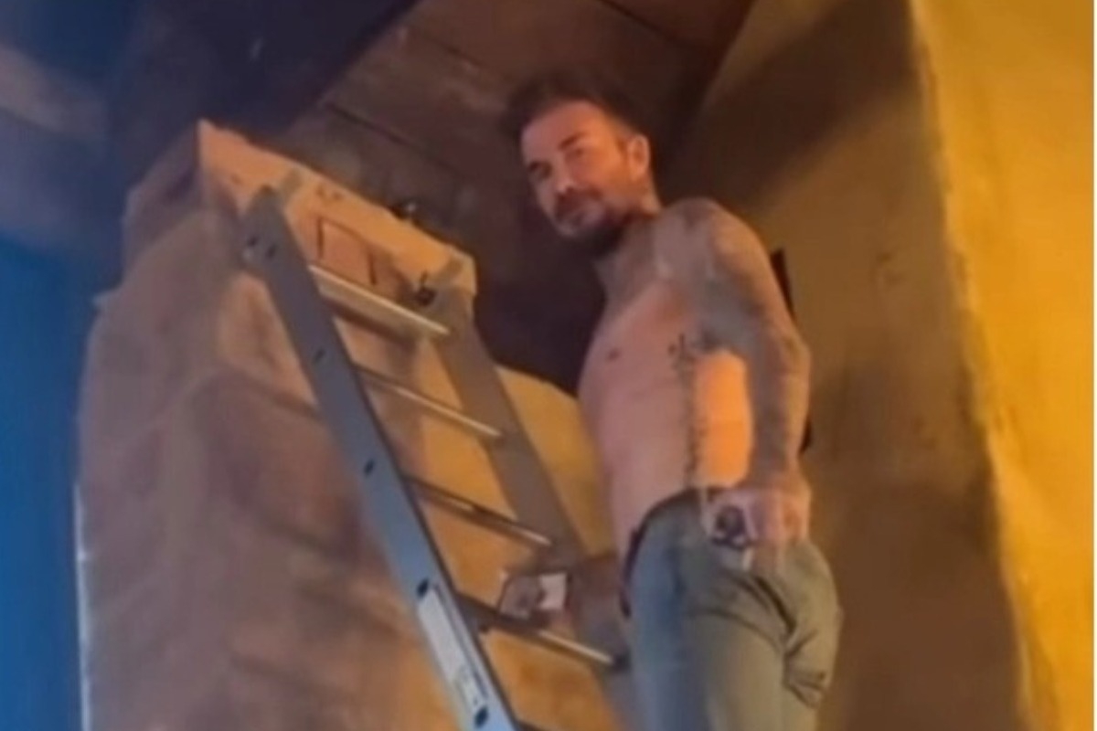 Αλλάζει λάμπα χωρίς μπλούζα και προκαλεί ντελίριο: Ο David Beckham κάνει θραύση στο Instagram ‑ «Ο ηλεκτρολόγος επέστρεψε!!!»