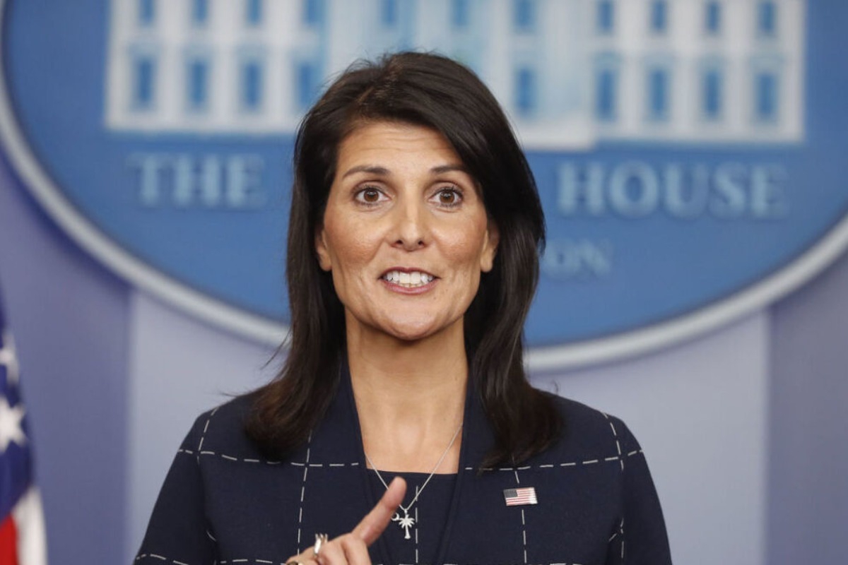 Νικι Χέιλι: Φωτογραφίζεται καθώς γράφει τη φράση «αποτελειώστε τους» πάνω σε ισραηλινή οβίδα