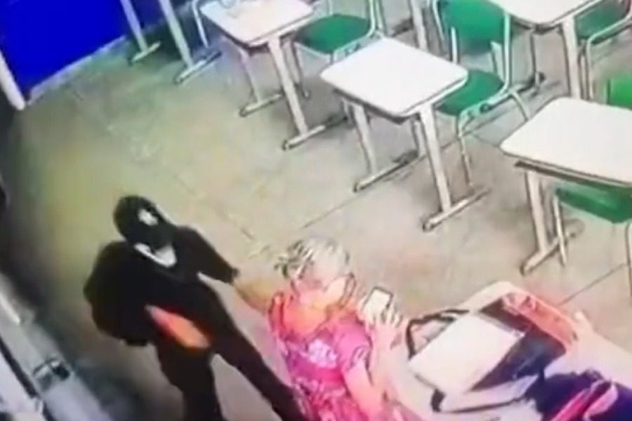 Η στιγμή που 13χρονος μαχαιρώνει θανάσιμα καθηγήτρια γιατί σταμάτησε καβγά με συμμαθητή του