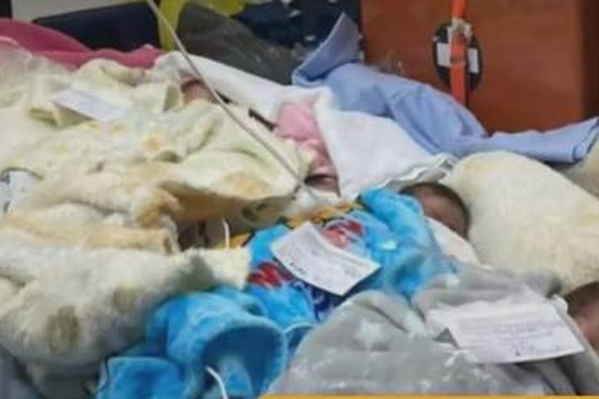 Φωτιά Αλεξανδρούπολη: Συγκλονίζει η εικόνα από την μεταφορά βρεφών από το νοσοκομείο