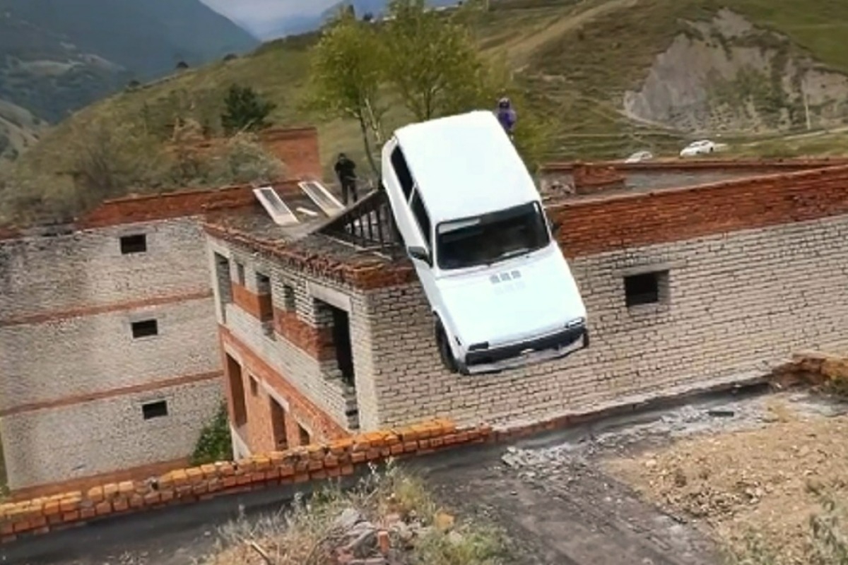 Από «θαύμα» γλίτωσε Ρώσος που πήγε να πηδήξει με το αυτοκίνητό του από μία οροφή στην άλλη ‑ Δείτε βίντεο