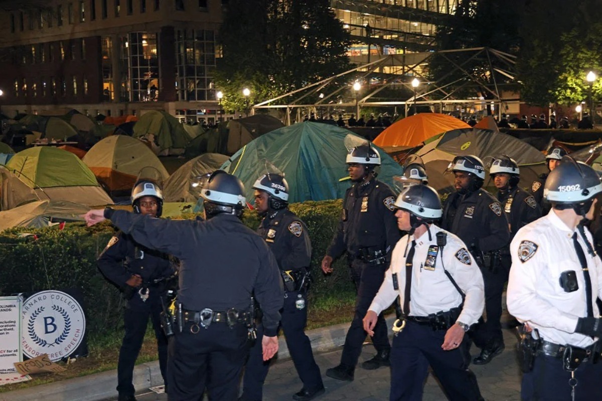 Διαδηλώσεις στα πανεπιστήμια: Αστυνομικός πυροβόλησε στη διάρκεια της εφόδου στο Columbia - Πάνω από 2.000 οι συλλήψεις - Από τη Νέα Υόρκη έως και το Λος Αντζελες, οι ΗΠΑ βρίσκονται αντιμέτωπες με σκηνές βίας και αναταραχής στις πανεπιστημιουπόλεις