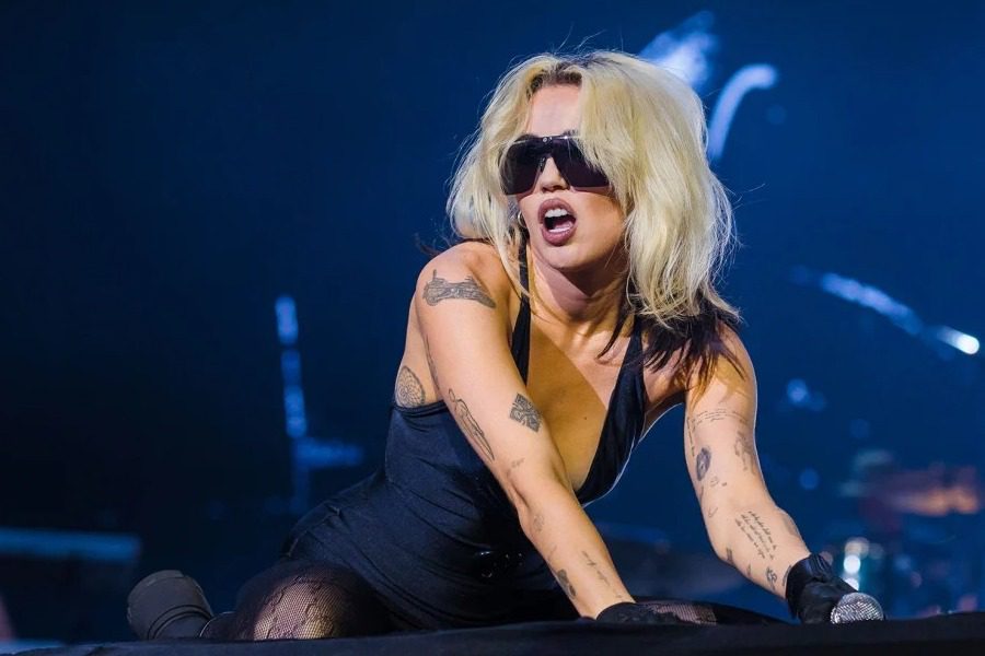 Η Miley Cyrus με σeξι μπικίνι μας δείχνει το καλογυμνασμένο της κορμί