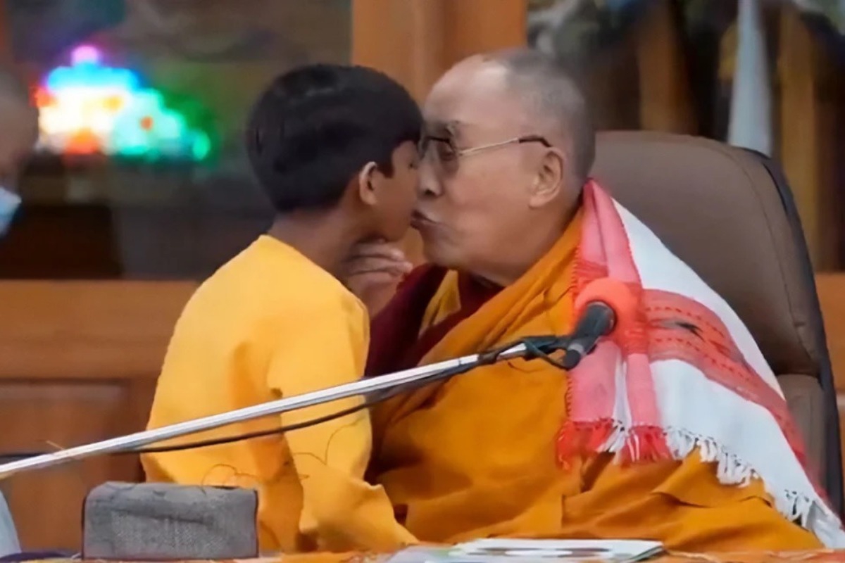 Δαλάι Λάμα: Σάλος με βίντεο που τον δείχνει να φιλά αγοράκι