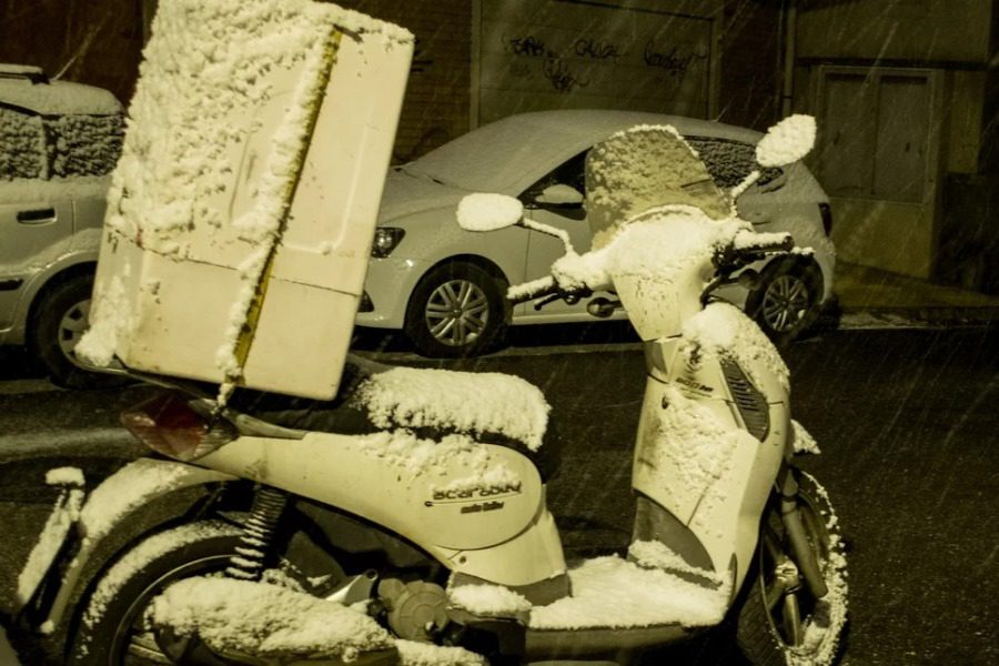 Κακοκαιρία Μπάρμπαρα: Πότε ανοίγουν τα εμπορικά καταστήματα και πότε απαγορεύονται courier και delivery