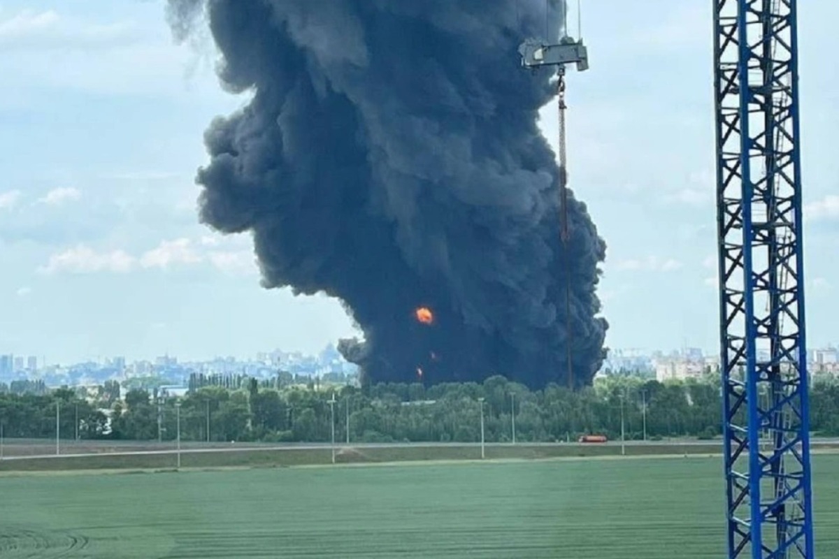 «Εμφύλιες» μάχες στη Βορονέζ: Στις φλόγες δεξαμενή πετρελαίου