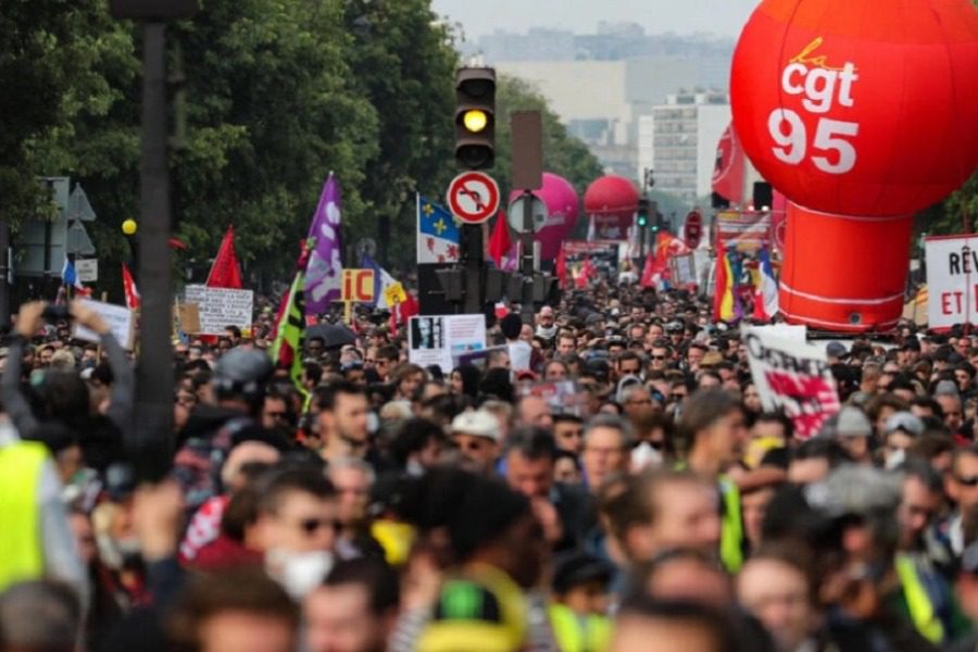 Στους δρόμους ξανά οι Γάλλοι για το συνταξιοδοτικό