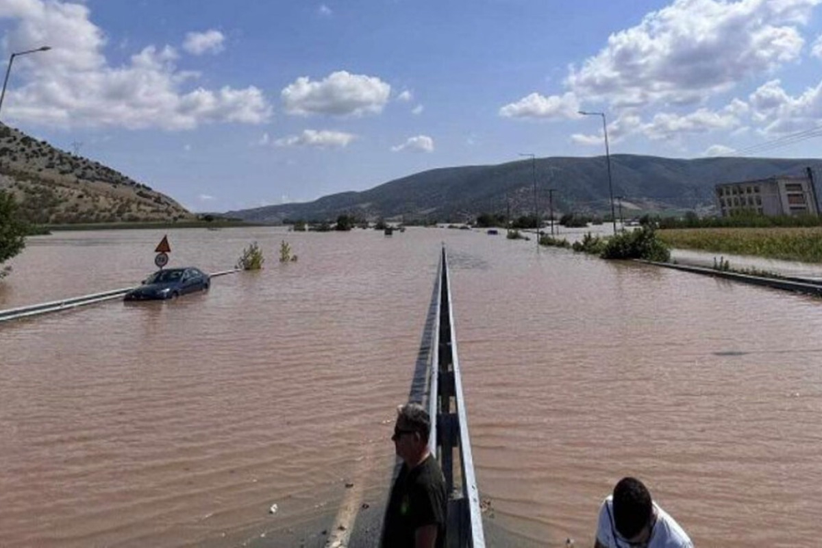 Εικόνες αποκάλυψης: Η στάθμη του νερού εξαφάνισε την Εθνική Οδό Τρικάλων ‑ Λάρισας