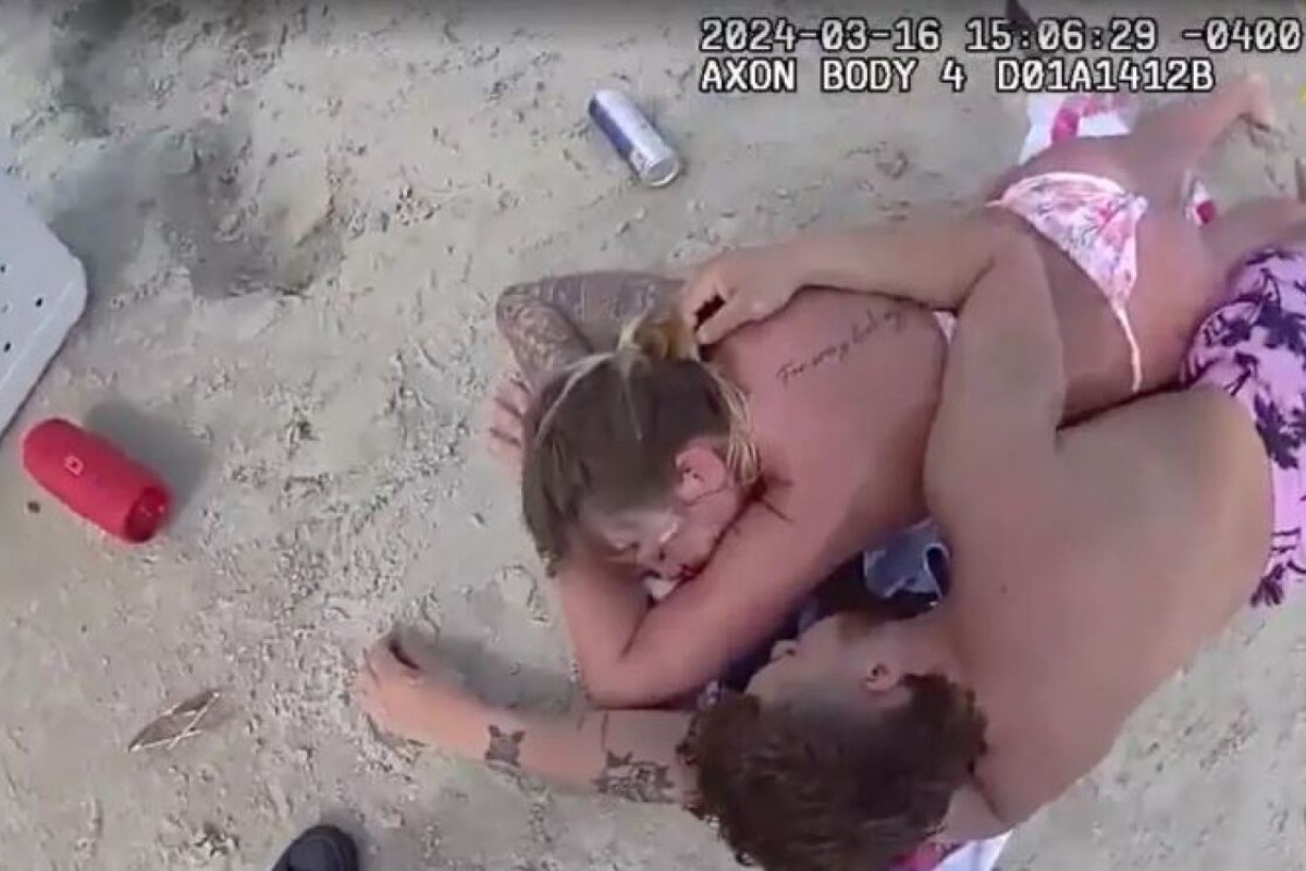 Η στιγμή που αστυνομικοί ξυπνούν ζευγάρι μεθυσμένων Αμερικανών στην παραλία και τα παιδιά τους είναι άφαντα