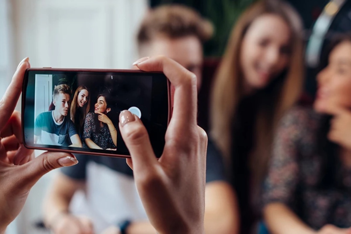 Γιατί όλο και περισσότεροι έφηβοι καλύπτουν τις μύτες τους στις οικογενειακές φωτογραφίες;