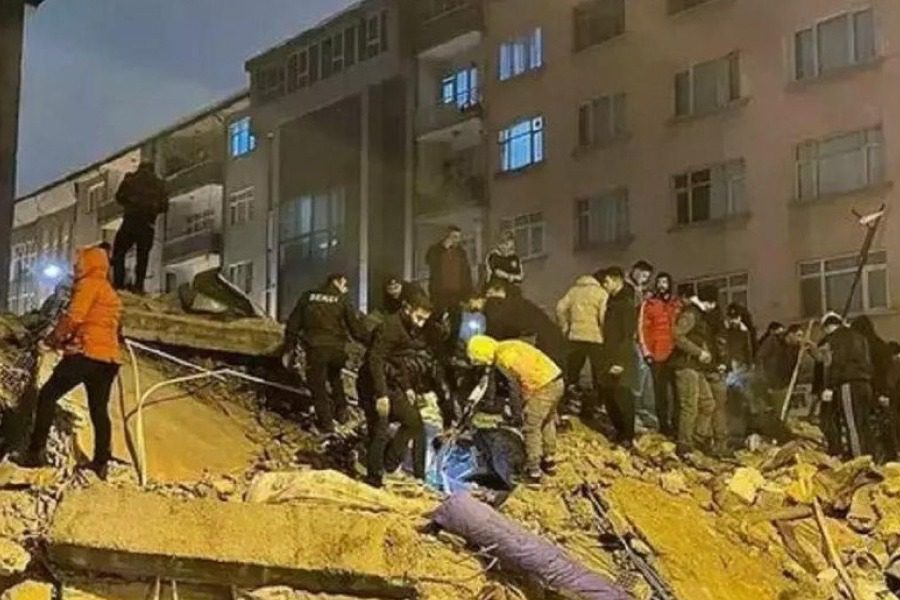 Σεισμός στην Τουρκία: Εγκλωβισμένη γυναίκα τραβάει βίντεο κάτω από τα ερείπια - Εκατοντάδες άνθρωποι έχουν χάσει τη ζωή τους από το φονικό χτύπημα του Εγκέλαδου