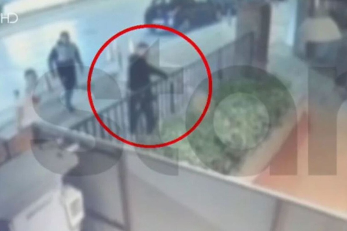 Θεσσαλονίκη: Βίντεο ντοκουμέντο με τους πυροβολισμούς έξω από κέντρο διασκέδασης - Ο 31χρονος βγάζει επιδεικτικά το όπλο και αρχίζει να πυροβολεί χωρίς κανέναν ενδοιασμό προς την είσοδο του μπαρ