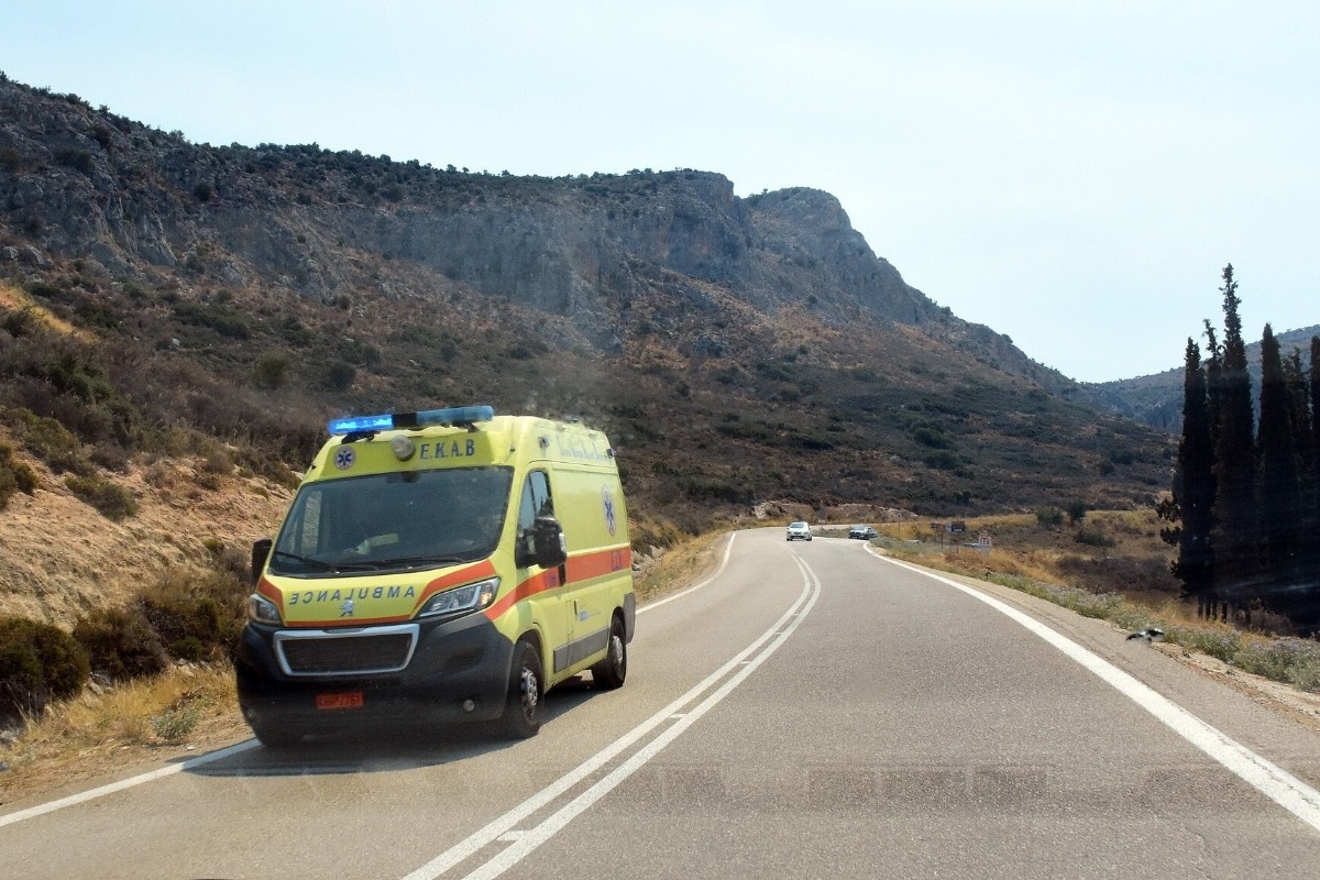 Κρήτη: Βράχος έπεσε πάνω σε αυτοκίνητο ‑ Τραυματίστηκαv μητέρα, παιδί και μια γυναίκα
