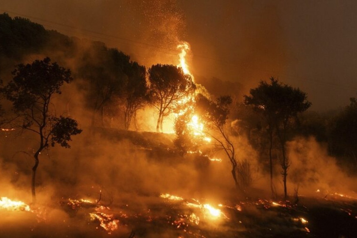 Δραματικές ώρες στην Πάρνηθα: Δίπλα στα σπίτια η φωτιά στην Αγία Παρασκευή