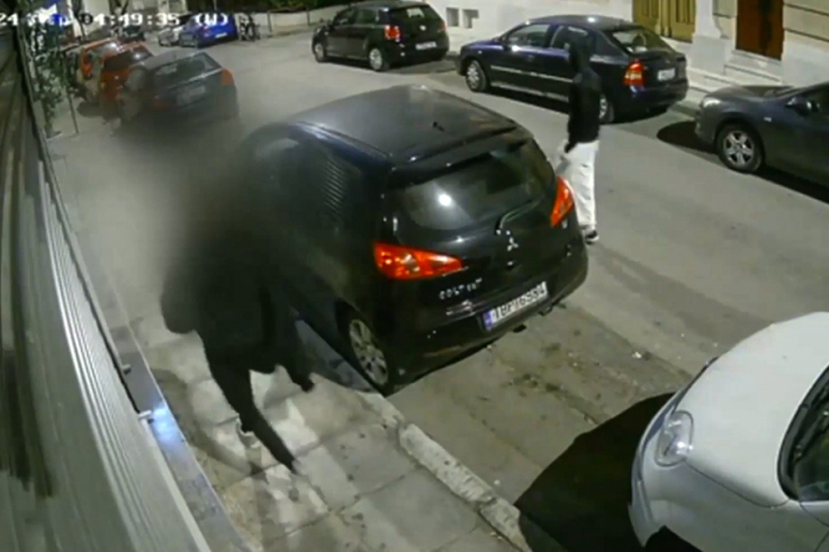 Ο εφιάλτης 36χρονης στα Εξάρχεια: Μπήκαν στο σπίτι της, τη λήστεψαν και προσπάθησαν να τη βιάσουν