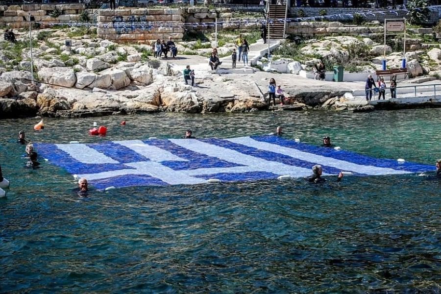25η Μαρτίου: Η ελληνική σημαία κυμάτισε στη θάλασσα της Πειραϊκής